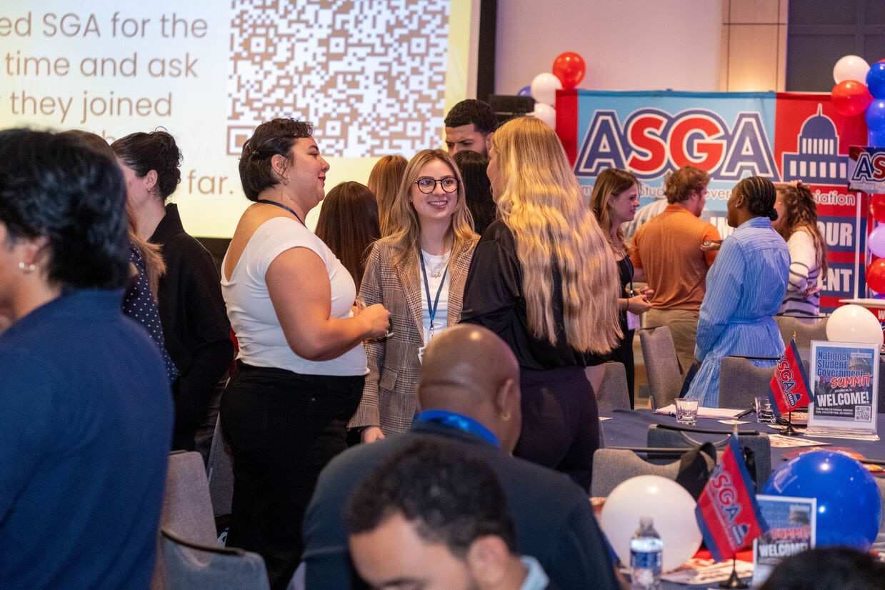 Opening Kick-off Icebreaker for Large Groups at a Student Summit